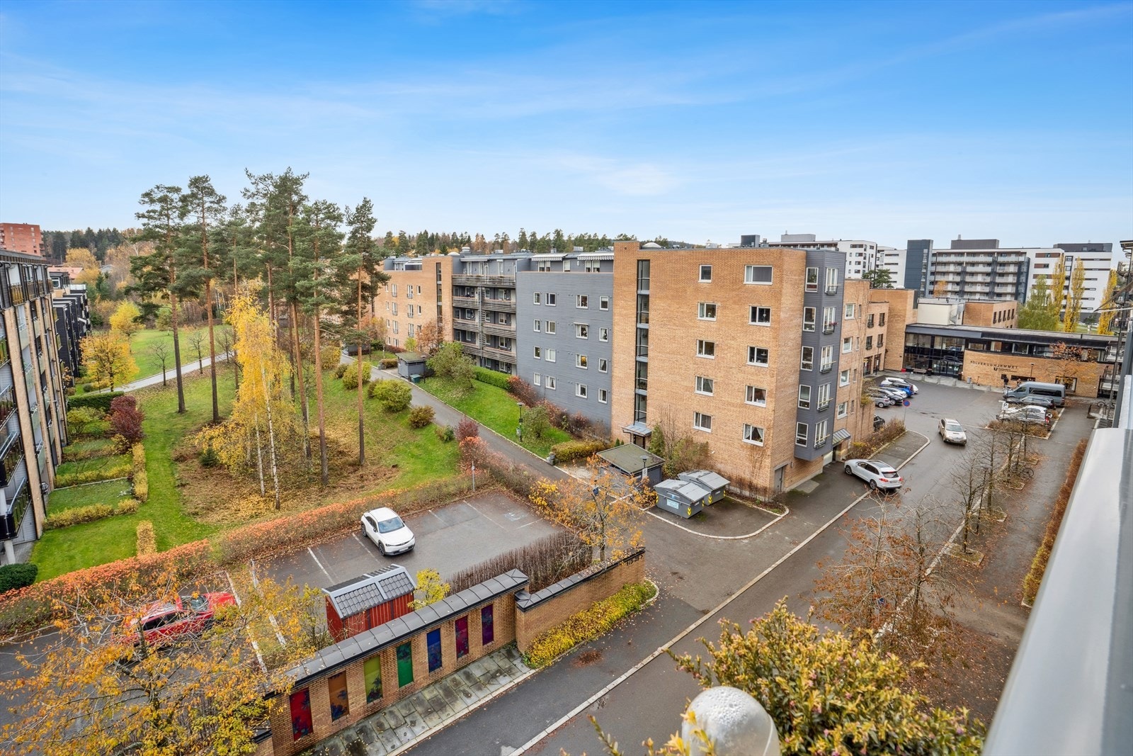 Utsikt til et koselig og rolig nabolag. Galleribilde