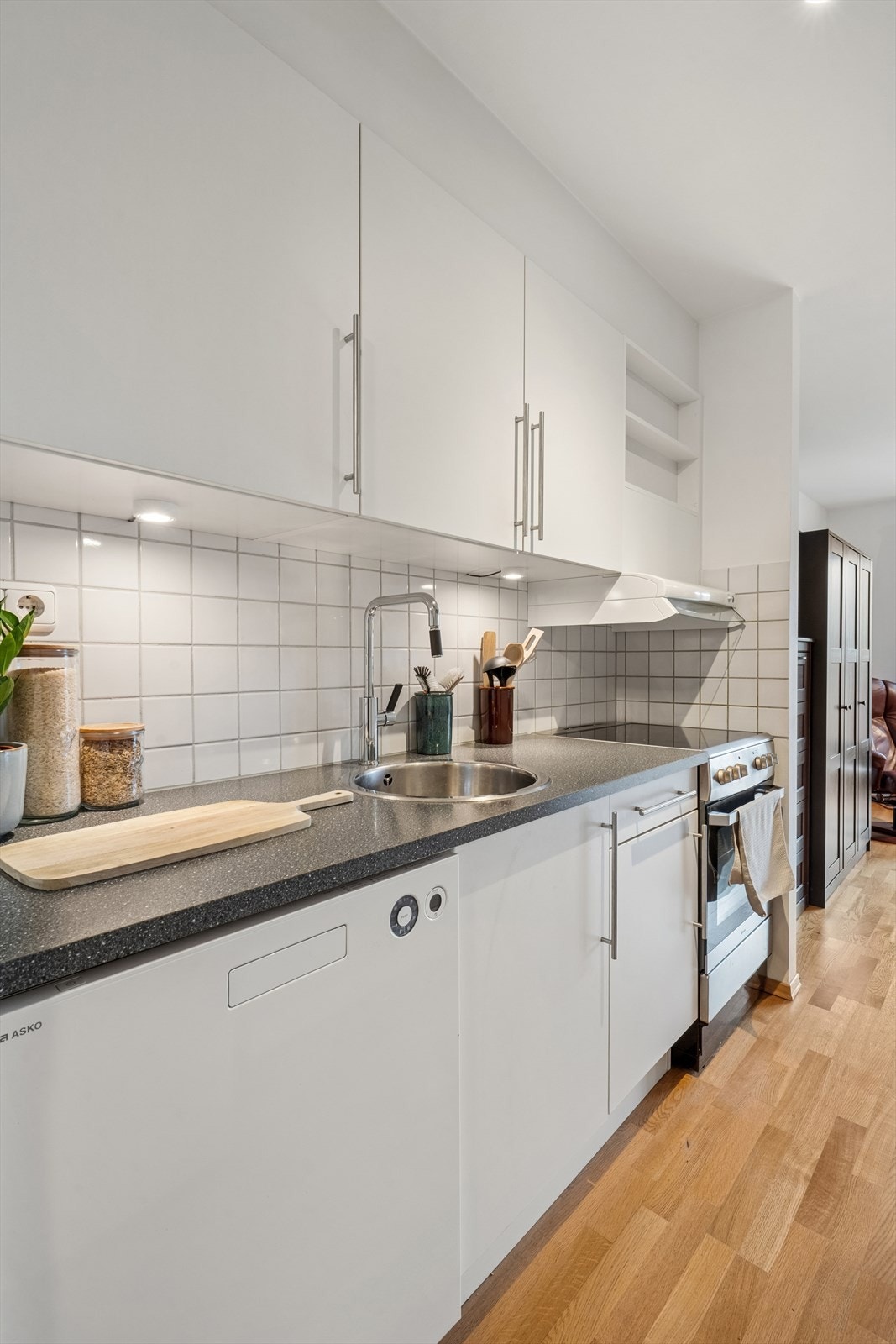 Her er det godt med skap- og benkeplass . Galleribilde