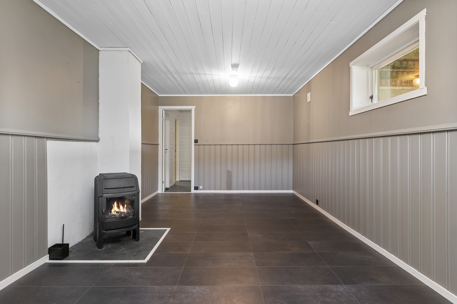 Kjellerstuen har egen vedovn og er romslig med gode muligheter for flere bruksområder. Galleribilde