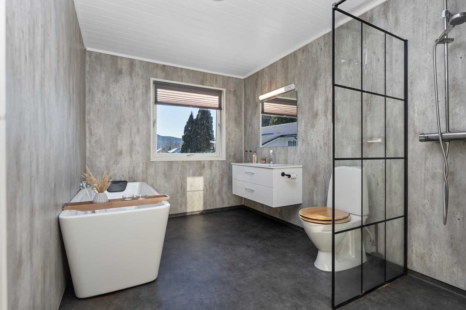 Bad ble renovert for 5-6 år siden og har belegg på gulv med elektriske varmekabler og baderomsplater på vegger. Galleribilde