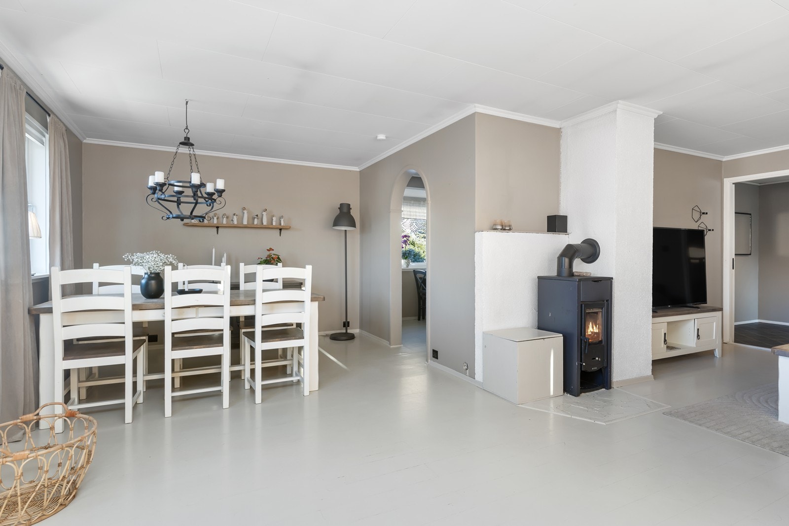 Det er lettvegg mellom kjøkken og stue som enkelt kan fjernes om man ønsker en åpen løsning. Galleribilde