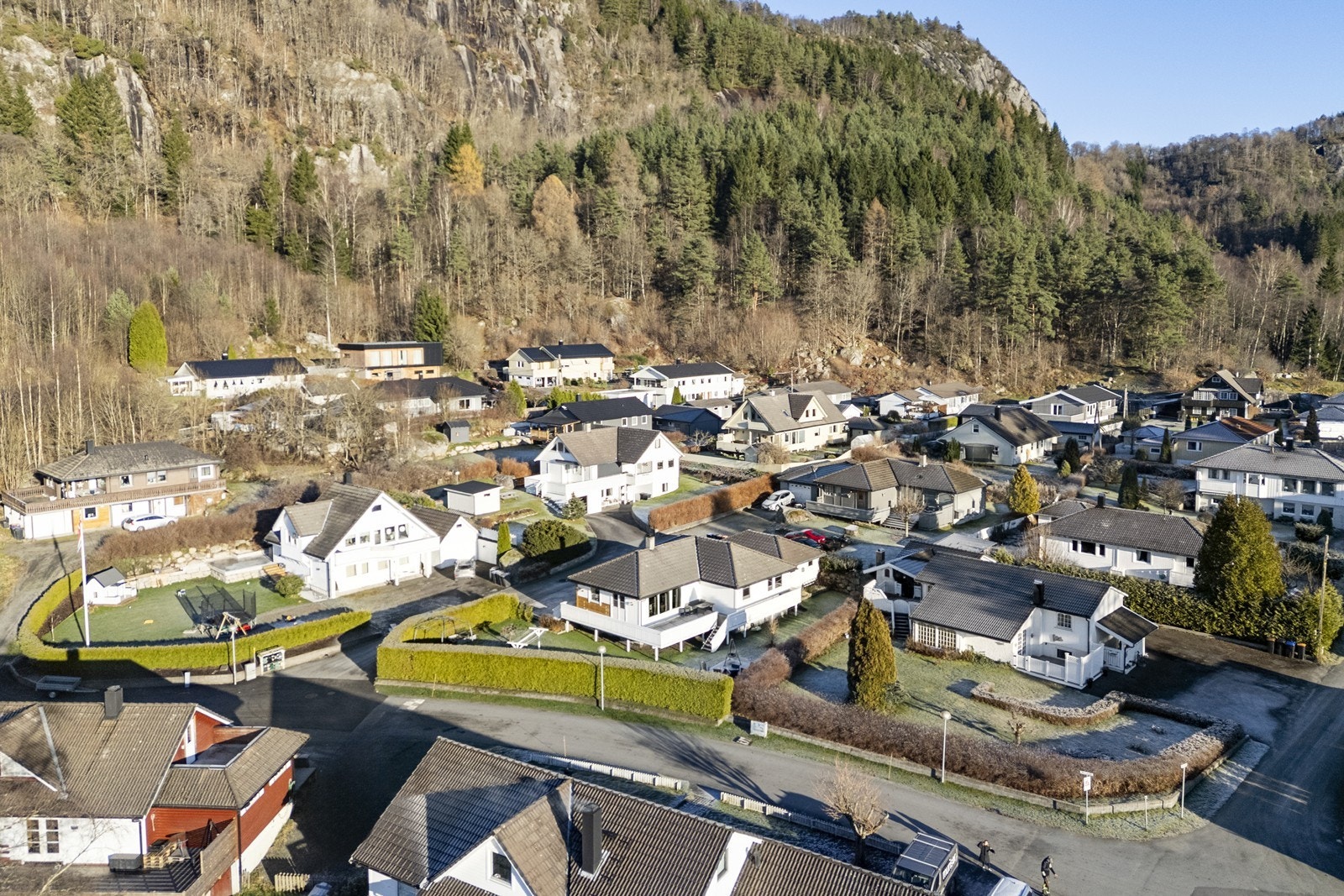 Eiendommen ligger fint til i en barnevennlig og rolig gate i Hamrebakkene. Galleribilde