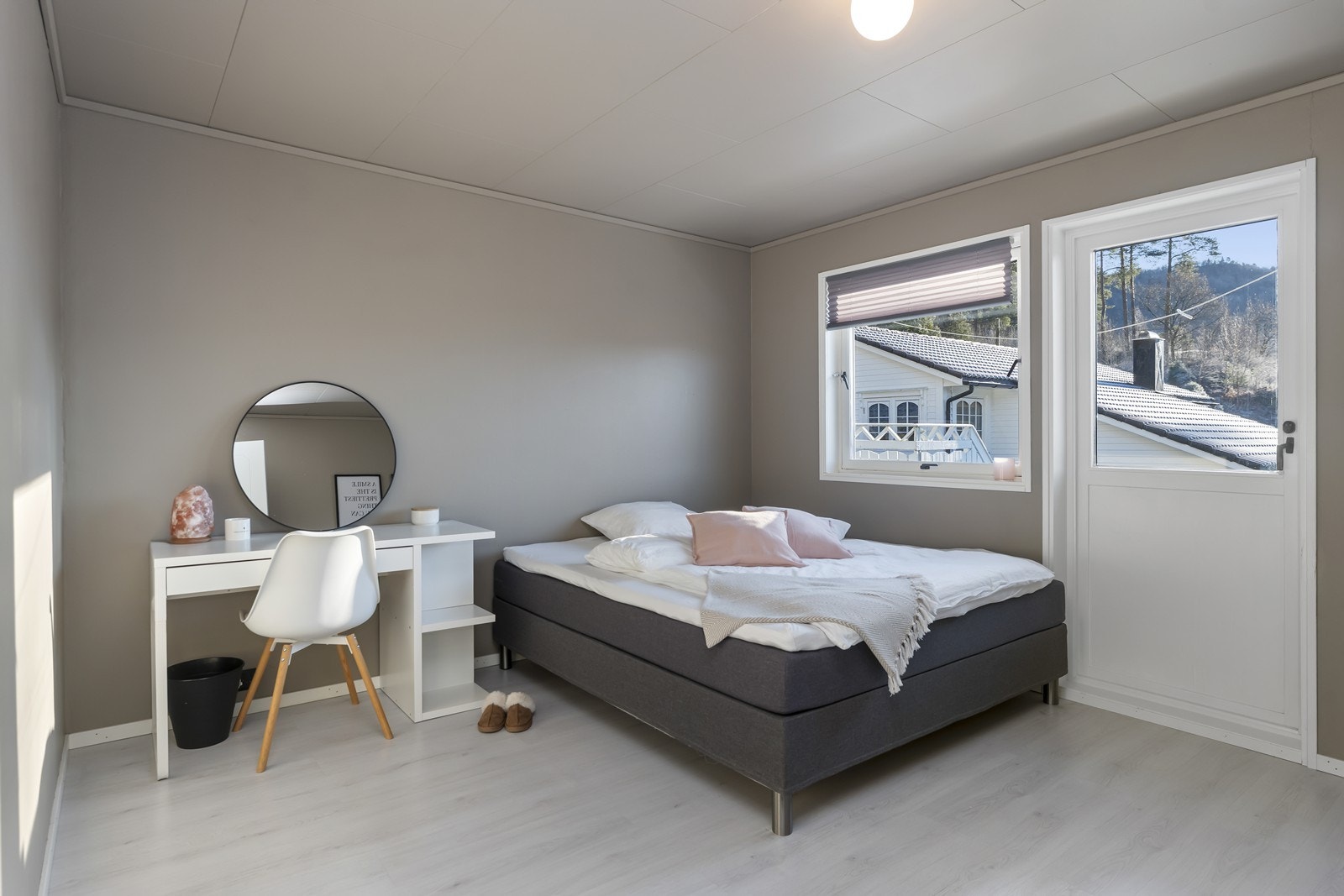 Lyst og innbydende hovedsoverom med egen utgang til terrasse, perfekt for å lufte dyner og skape frisk gjennomtrekk i rommet. Galleribilde