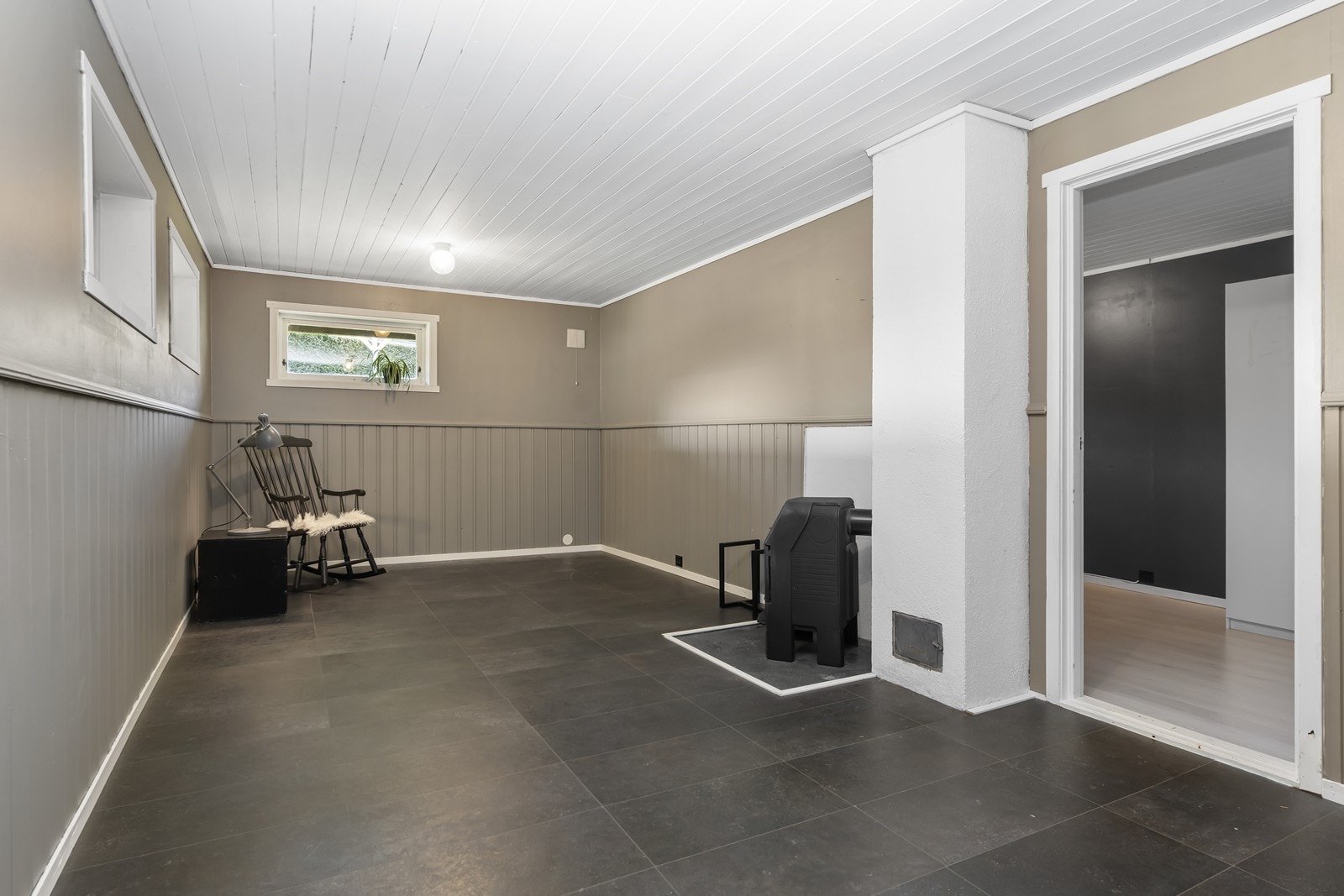 Like innenfor ligger et rom som per i dag er blitt brukt som soverom men er ikke formelt godkjent til dette iht. tegninger. Galleribilde