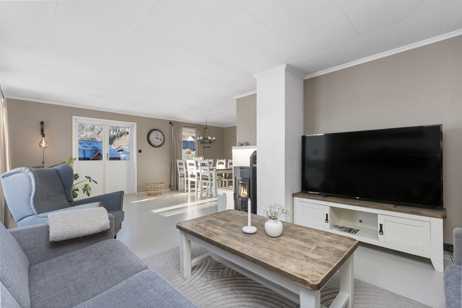 Stuen er et lyst og innbydende rom med pene materialvalg, rikelig lysinnslipp og fleksibel planløsning som gir mulighet for flere møbleringsalternativer. Galleribilde