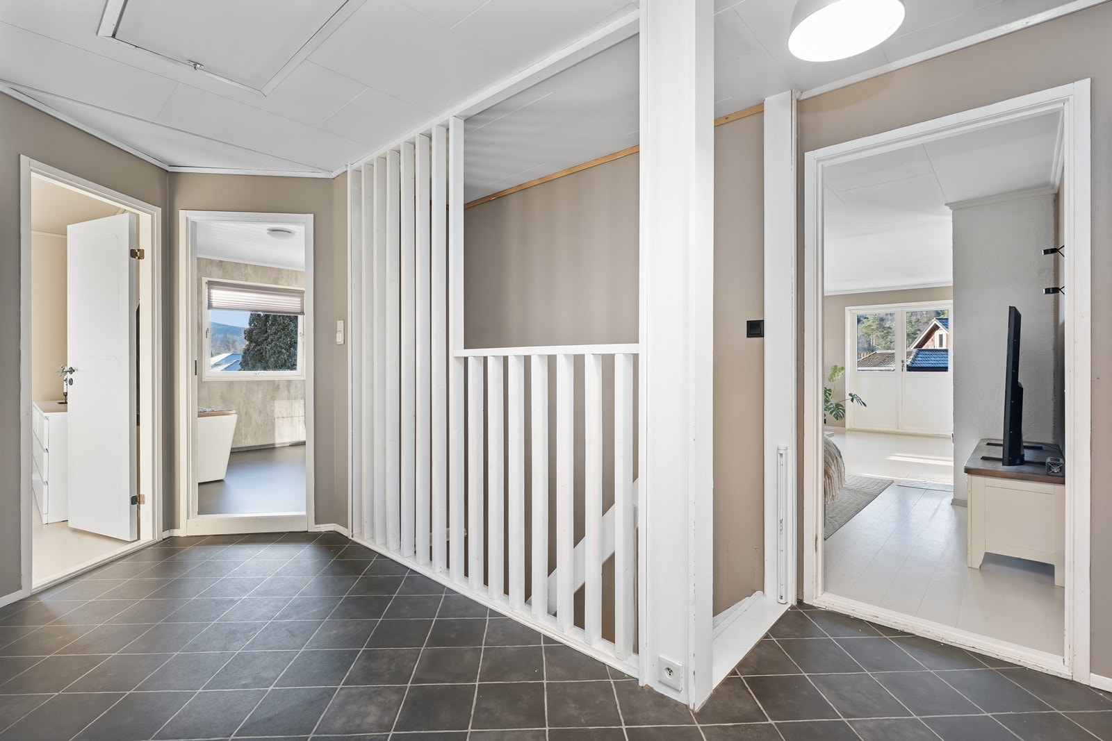 I gangen har man alle tre soverom på en side, bad og så inn til stue og kjøkken til høyre. Galleribilde