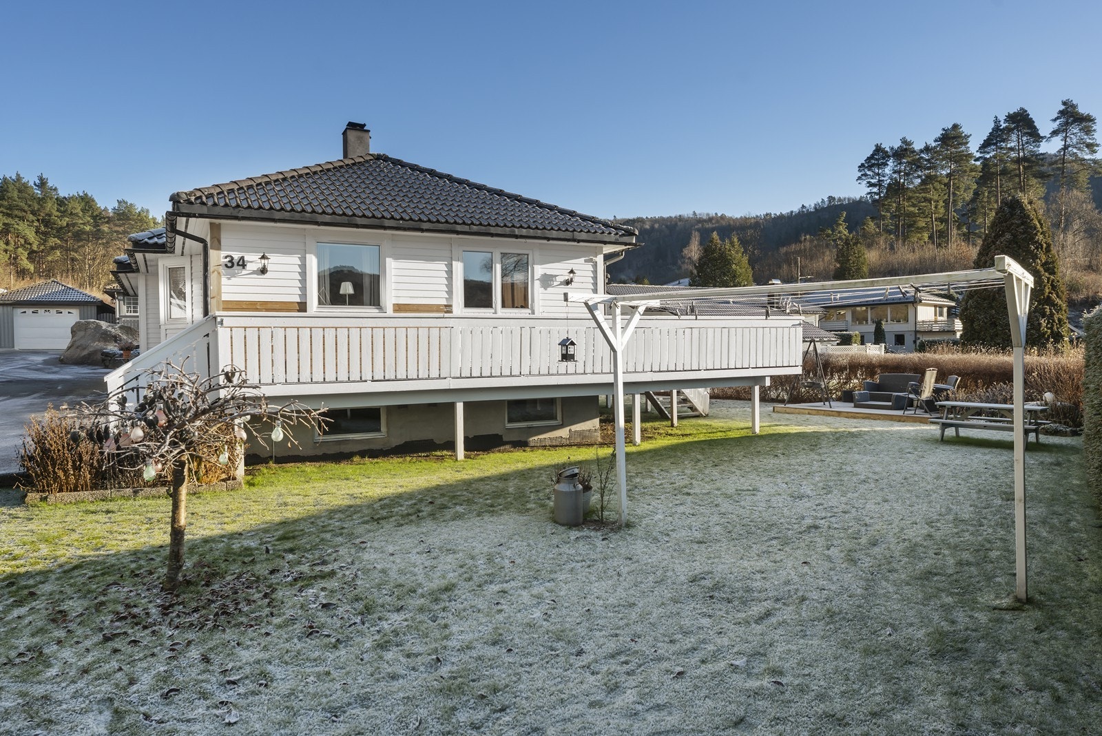 Hagen er pent opparbeidet med busker og beplantning. Det er stor hekk i front som gjør hagen usjenert. Galleribilde