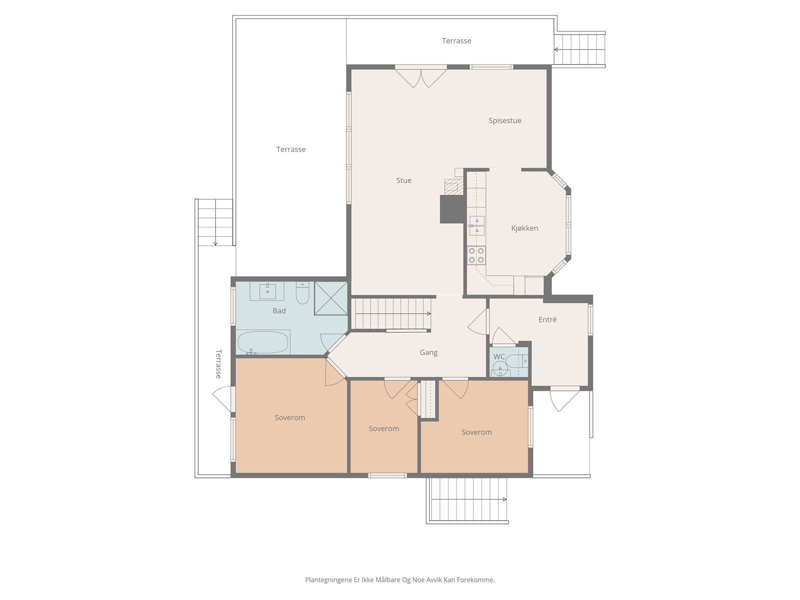 Omvisningen starter i hovedetasjen hvor man har stue, kjøkken, gang, entre, toalettrom, bad og 3 soverom. Galleribilde