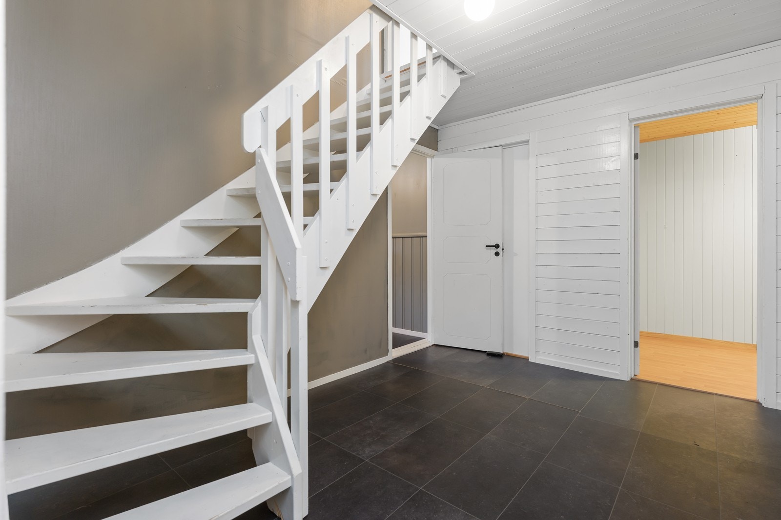 Bod som ligger til høyre her med åpen dør inn er mulig å gjøre om til bad. Galleribilde