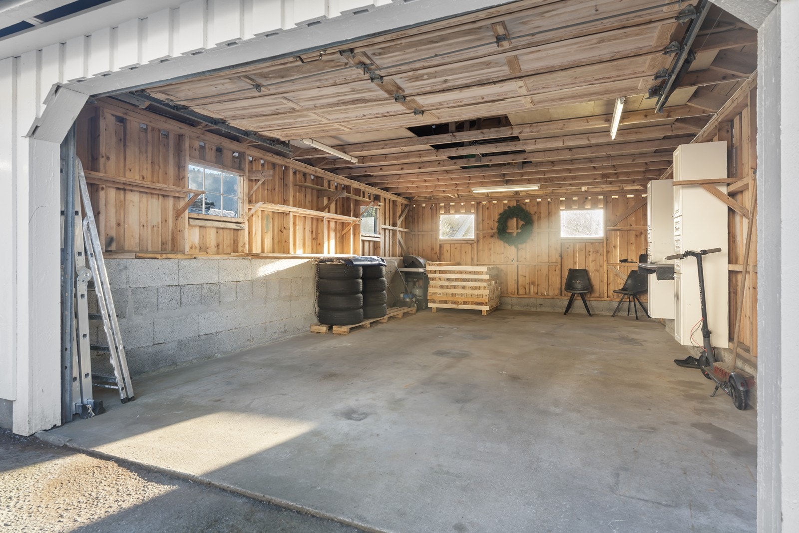 Garasje er uisolert og har innlagt strøm med 16A strømkapasitet - perfekt for deg som ønsker strøm til både bil og utstyr. Galleribilde