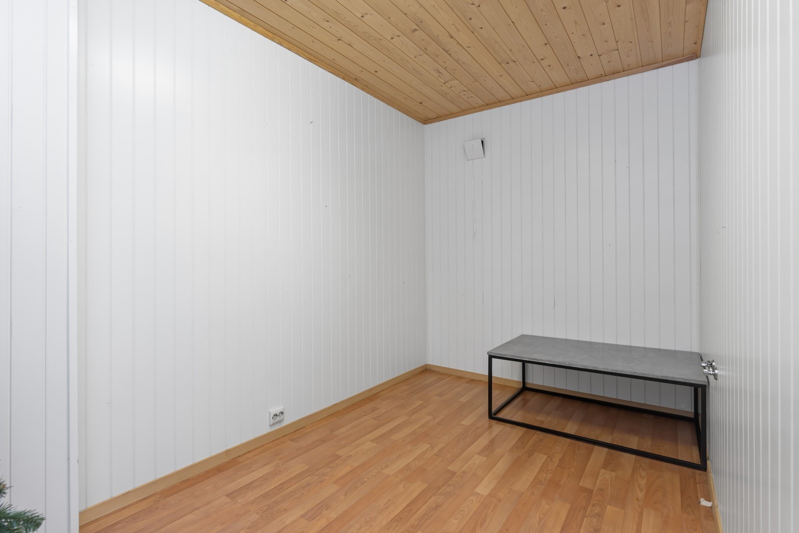 Boden har vann- og avløpsuttak som man ser på vegg, og gir mulighet for å etablere ekstra bad. Det er ikke ferdig bad, og ombygging må gjøres i henhold til gjeldende forskrifter. Galleribilde