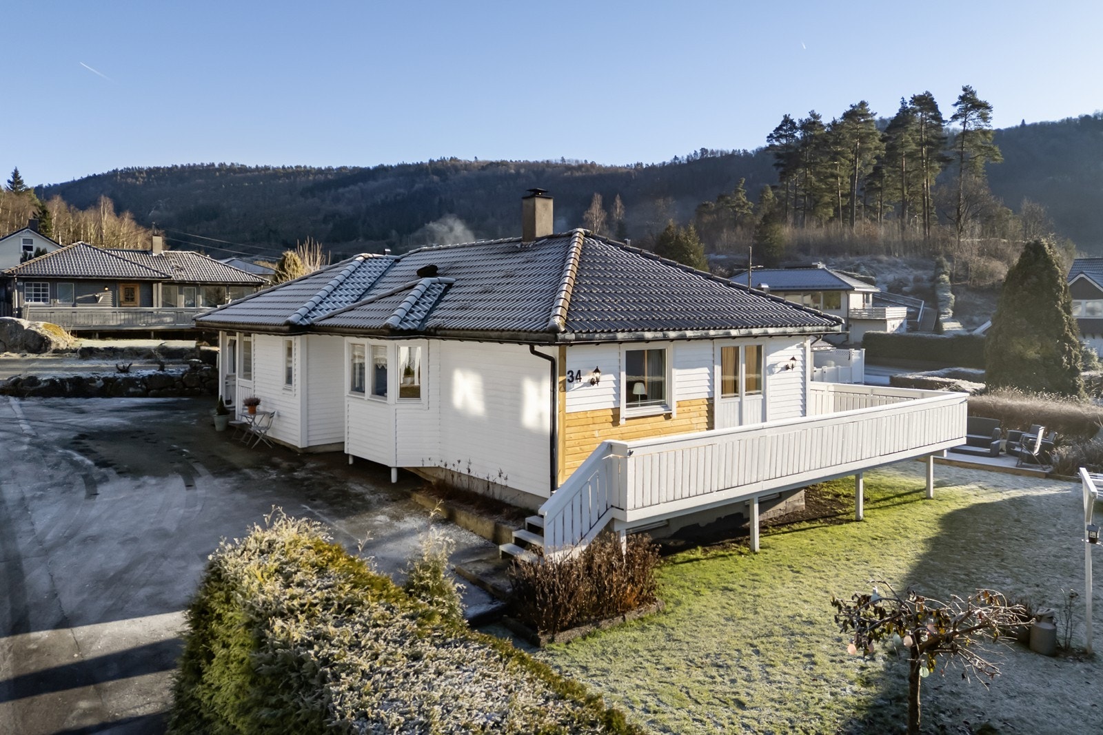 Tilgang til både hage og terrasse fra gårdsplass. Galleribilde
