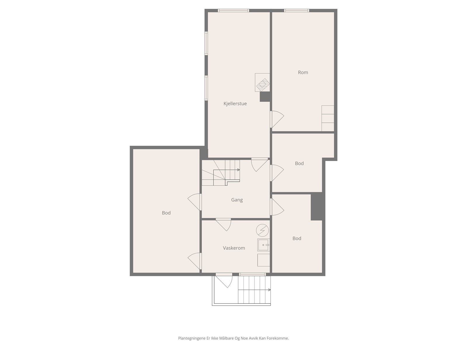 Omvisningen fortsetter i underetasjen. Her er gang, vaskerom, kjellerstue, oppholdsrom samt 3 praktiske boder. Galleribilde