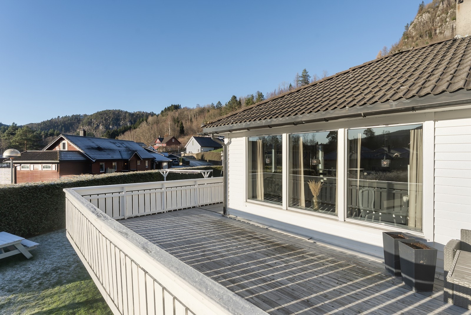 Eiendommen har gode solforhold fra morgen til kveld. Galleribilde