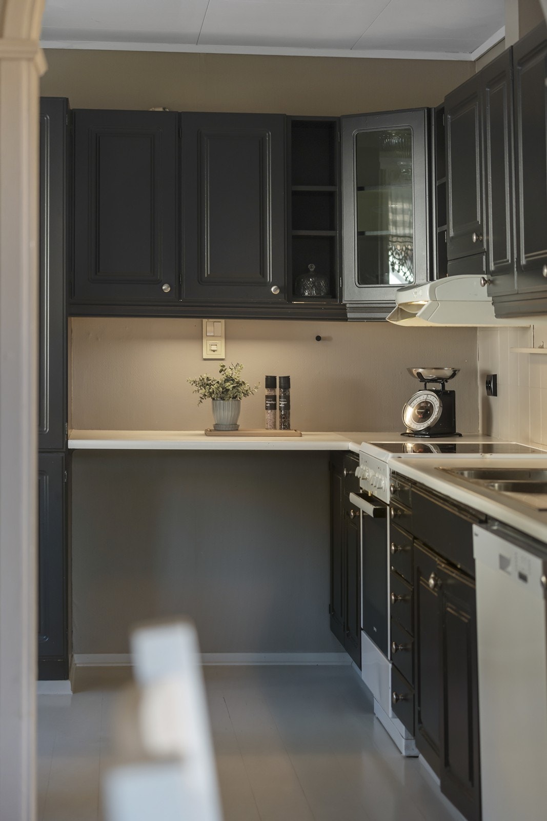 Kjøkkenet ligger lunt og for seg selv, noe som gir en rolig og hyggelig atmosfære rundt matlagingen. Den separate plasseringen gjør det enkelt å holde orden og skjermet fra resten av boligen. Galleribilde