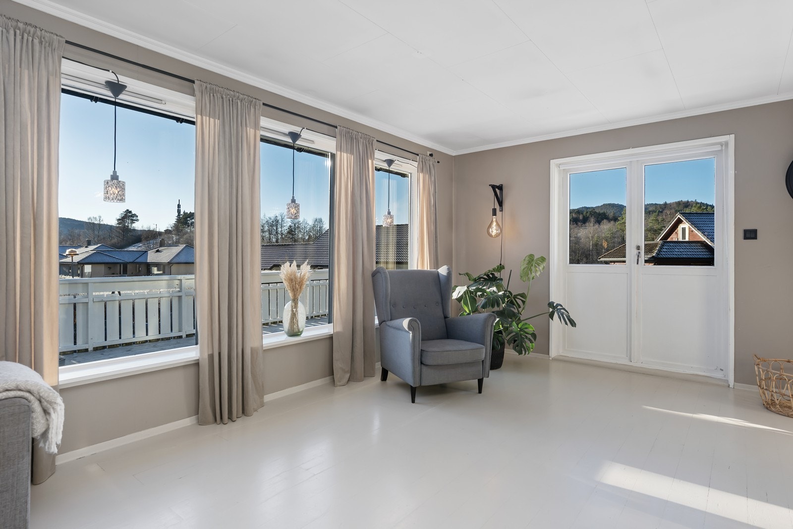 Rommet har store vindusflater som slipper inn rikelig med naturlig lys samtidig som det er utgang til terrasse som også har trapp videre ned til hage. Galleribilde