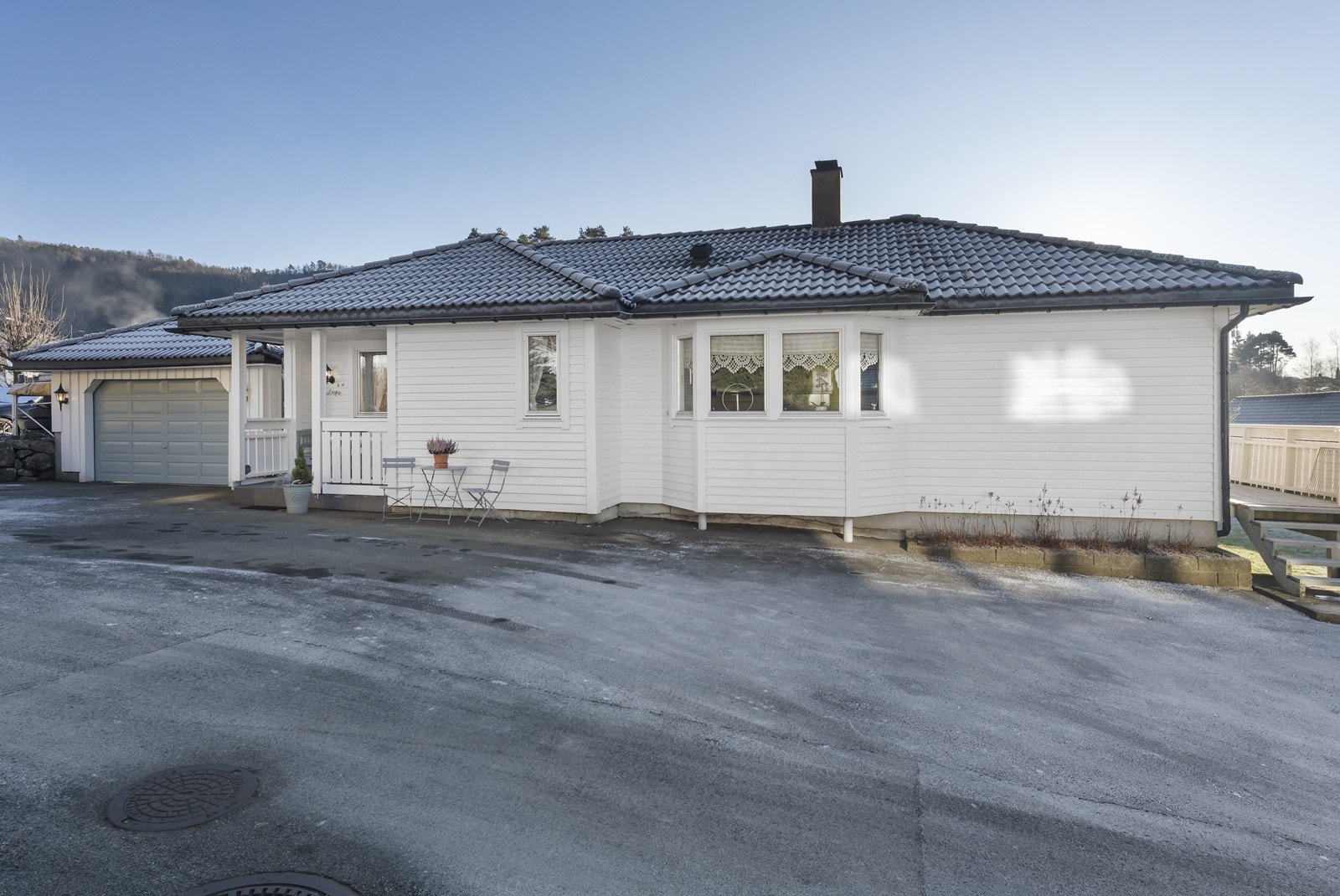 Gårsplass er asfaltert og har gode parkeringsmuligheter. Galleribilde