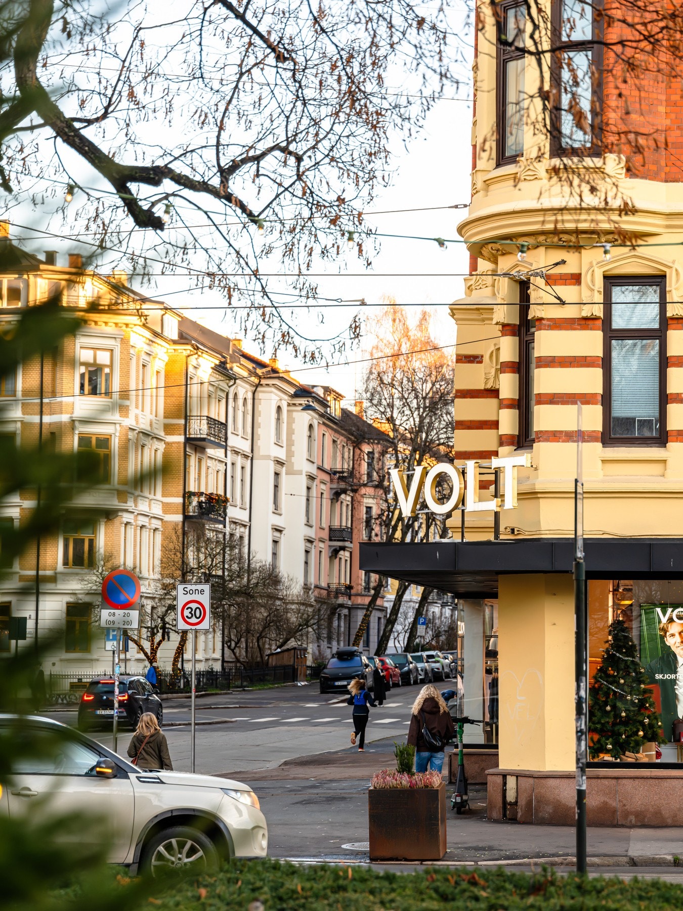 Herfra er det gangavstand til et utallig utvalg av spisesteder, butikker og andre servicetilbud Galleribilde
