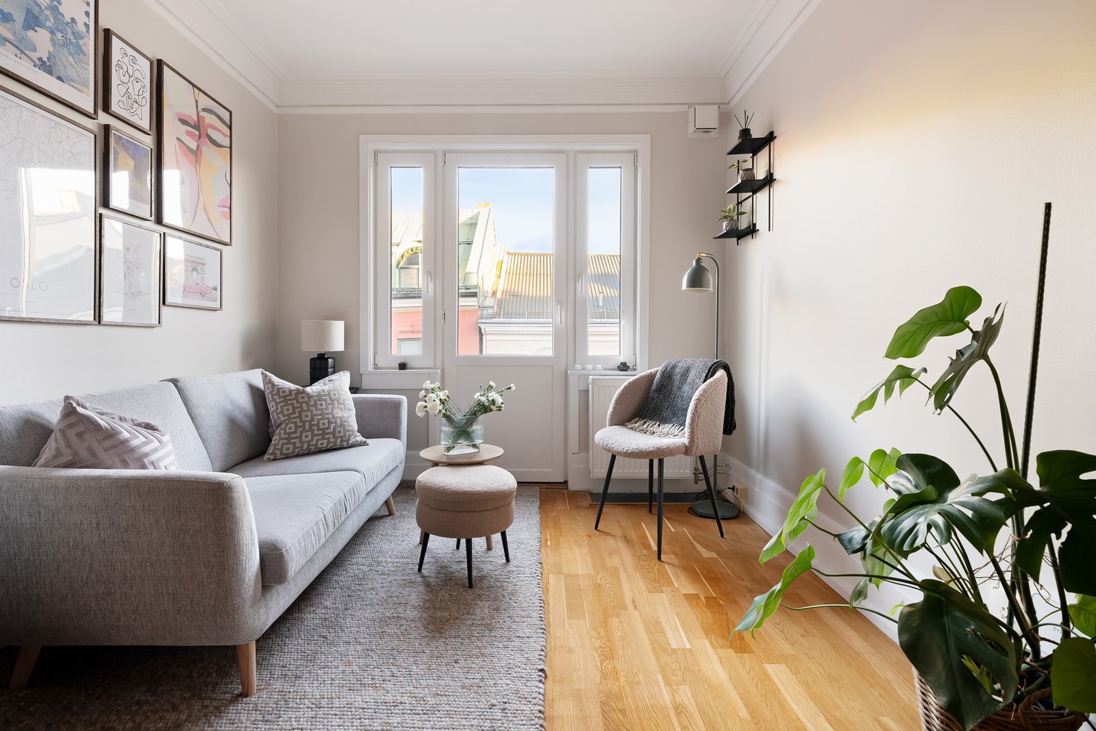 Leiligheten oppleves lys og luftig med god takhøyde og mye himmel fra vinduene. Galleribilde