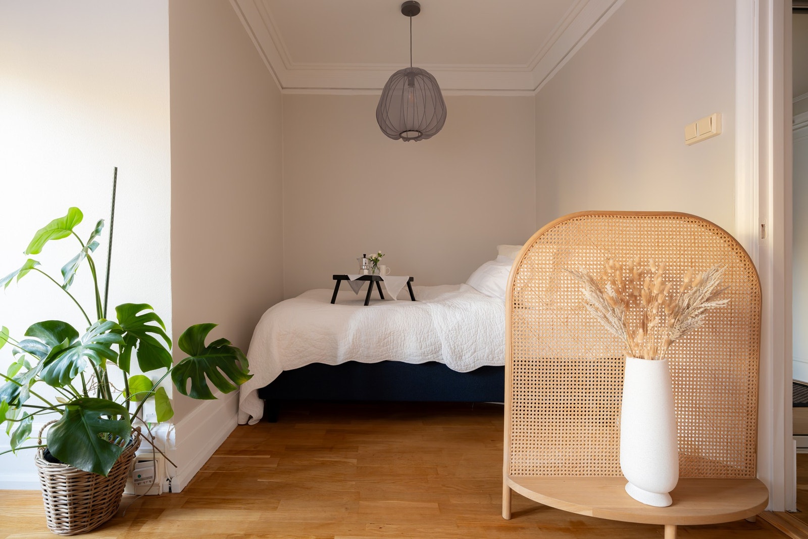 Her er det god plass til en stor, behagelig seng og møblement for oppbevaring Galleribilde