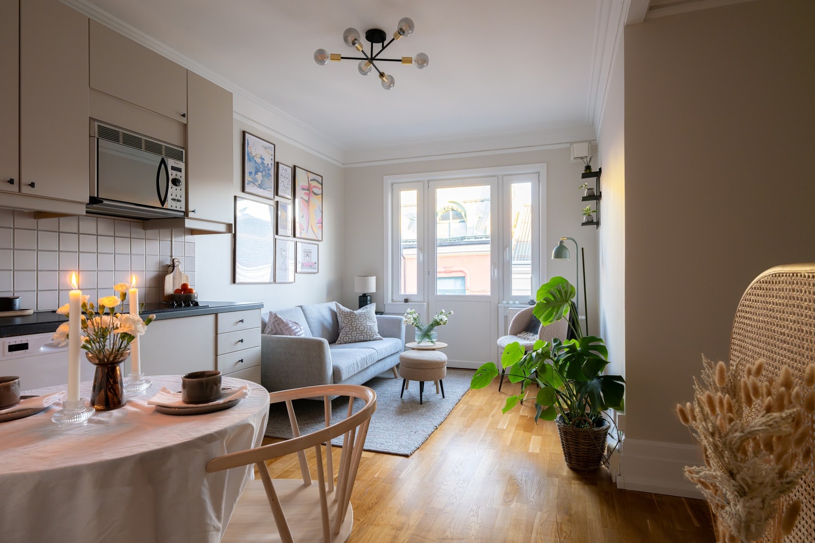 Kjøkkenet og stuen er i åpen løsning og det er plass til et lite spisebord som også kan utvides for flere gjester uten problem. Galleribilde