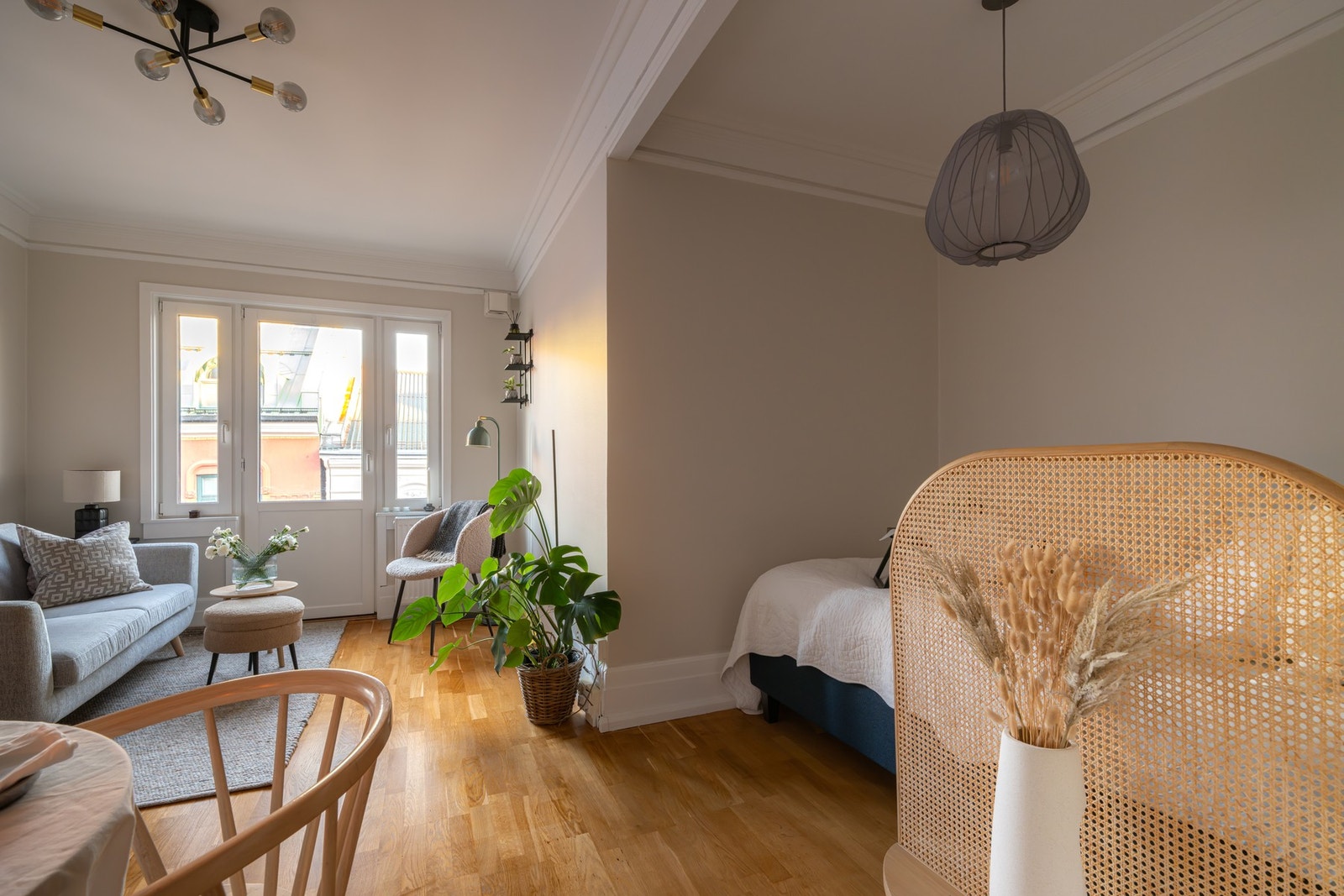 Sovealkoven er naturlig adskilt fra stuen i en nisje Galleribilde