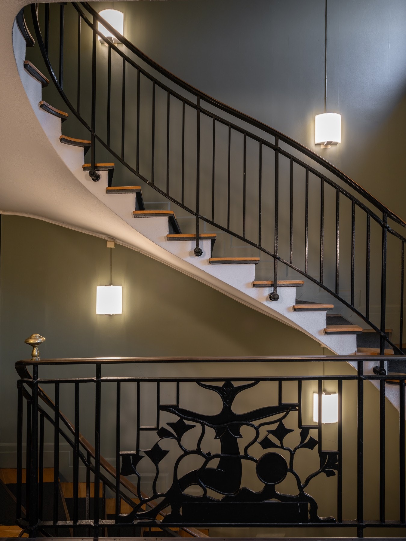 Lekre detaljer og et godt førsteinntrykk når man kommer inn i blokken. Galleribilde