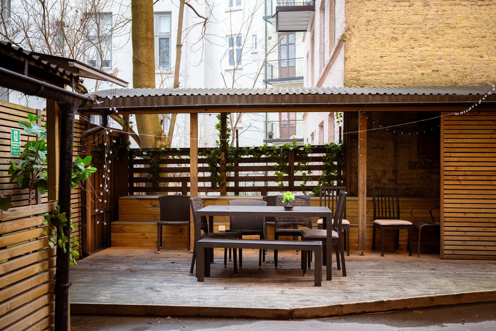 Sameiet har også et pent opparbeidet gårdsrom med møbler til felles bruk Galleribilde