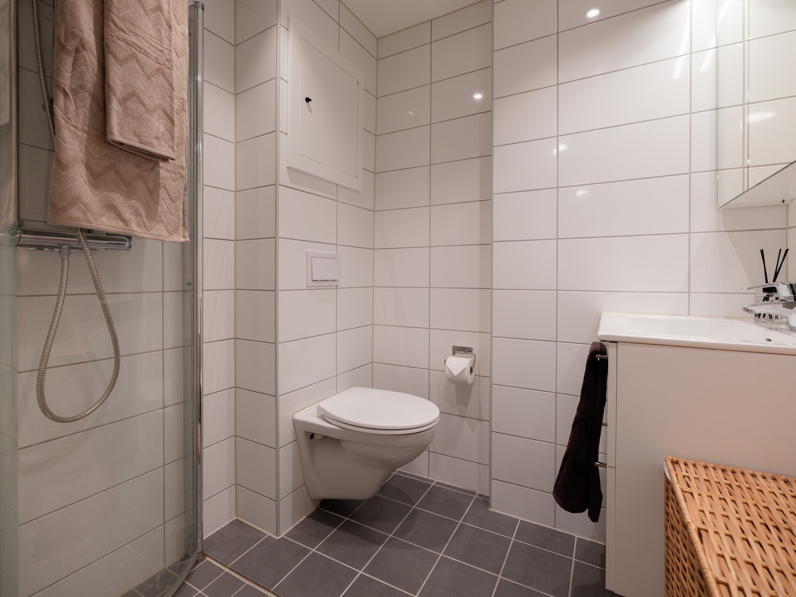 Delikat bad fra 2020, pusset opp i regi av sameiet som holder en god standard. Galleribilde