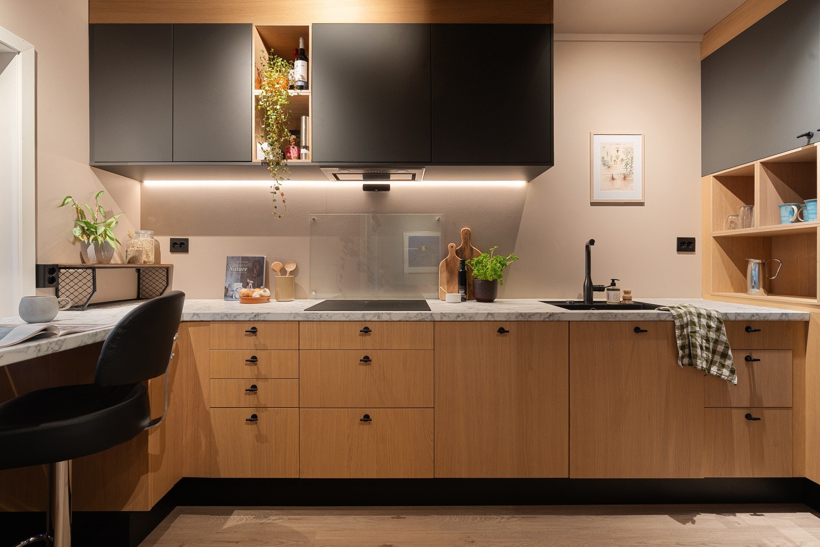 Kjøkkenet er oppgradert i 2024 og fremstår som stilrent og moderne, med flere smarte løsninger. Galleribilde