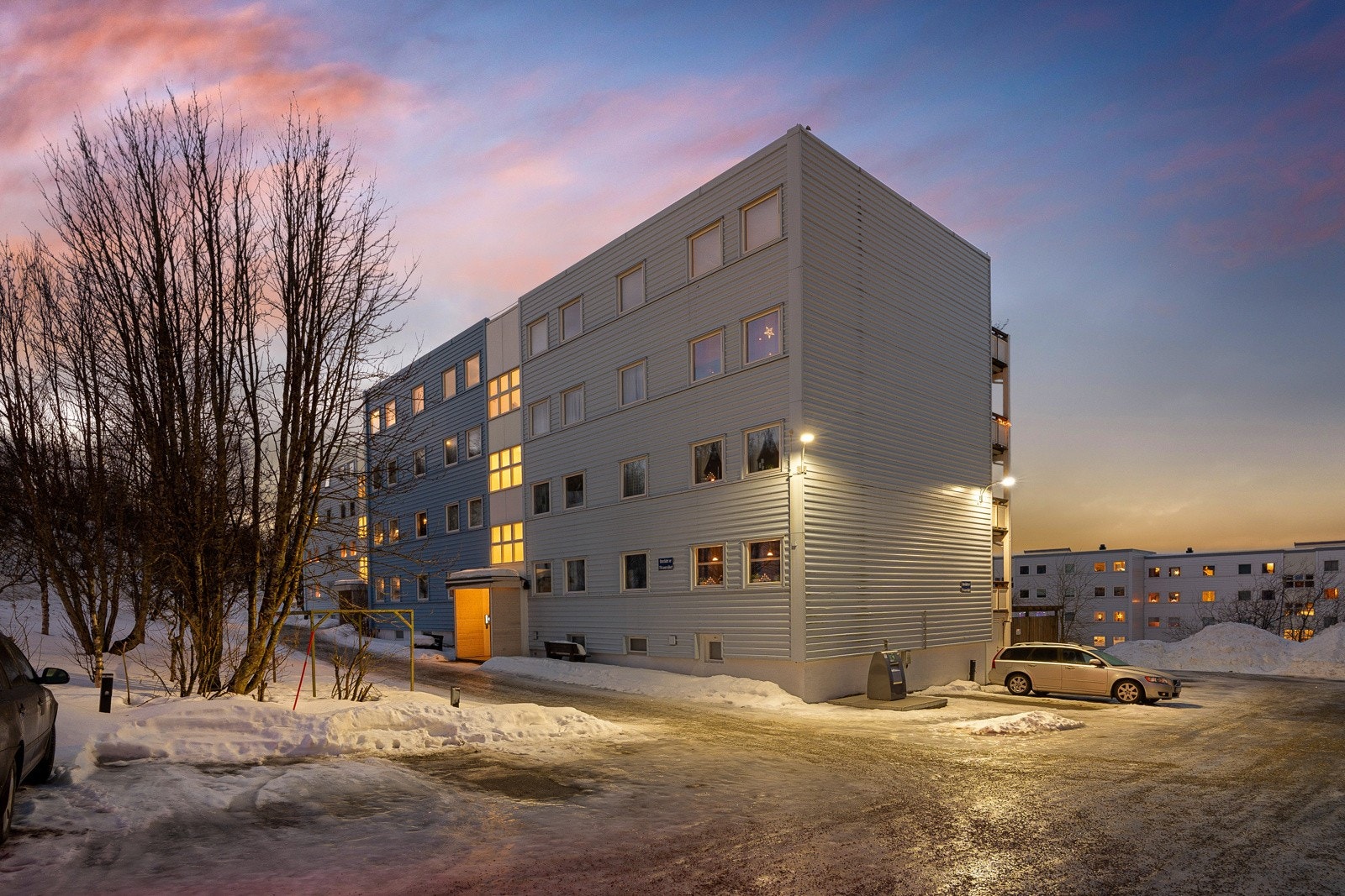Umiddelbar nærhet til dagligvare, skole og barnehage. Galleribilde