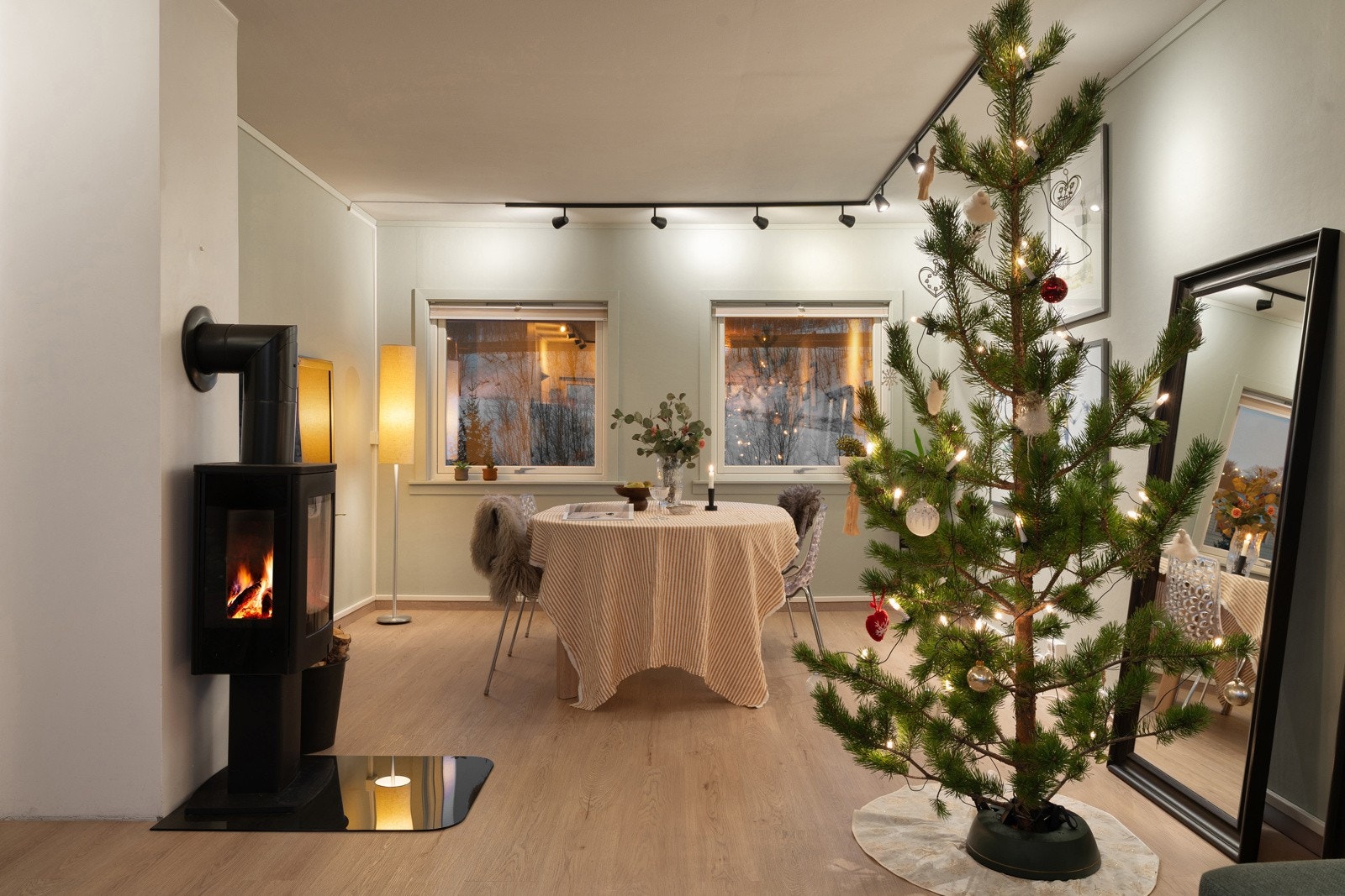 På stuen er det vedfyring for lun varme og reduserte energikostnader. Galleribilde