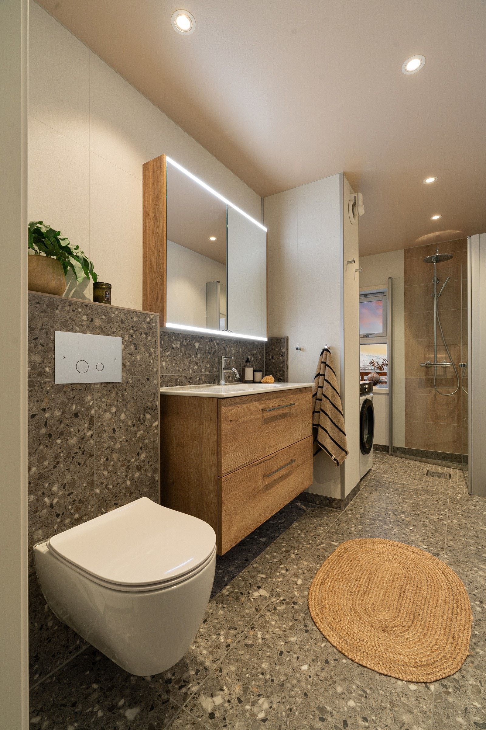 Flislagt gulv med varmekabler og downlights i himling. Galleribilde