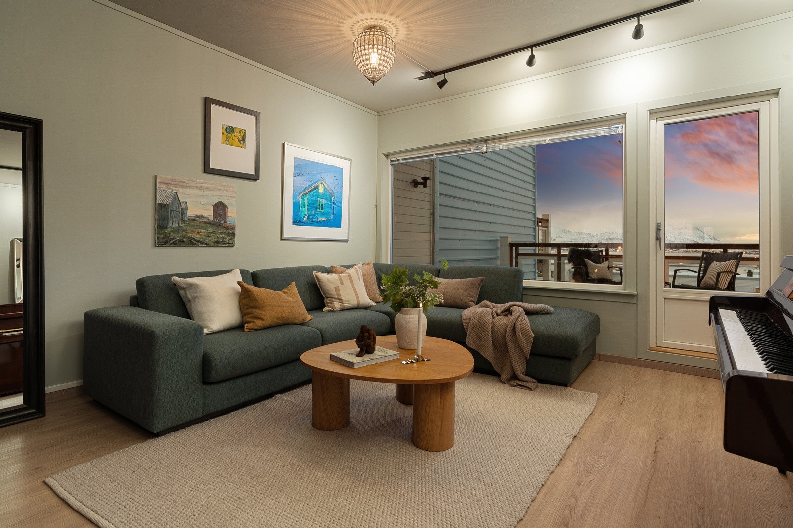 Lys og moderne stue med fantastisk utsikt. Galleribilde