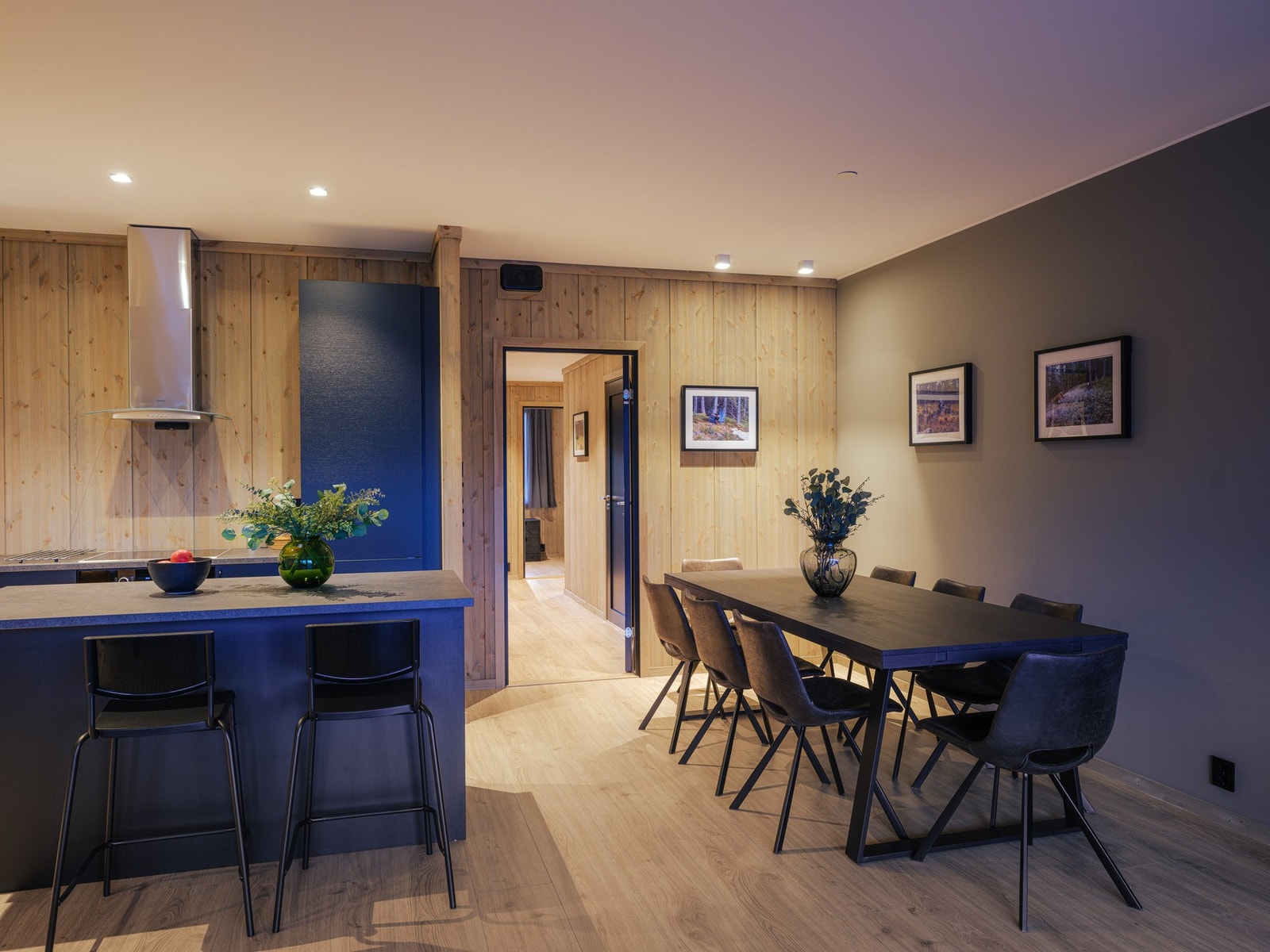 Stue, spisestue og kjøkken i åpen løsning. God med sitteplasser og egen frokostplass ved kjøkkenøy. Galleribilde