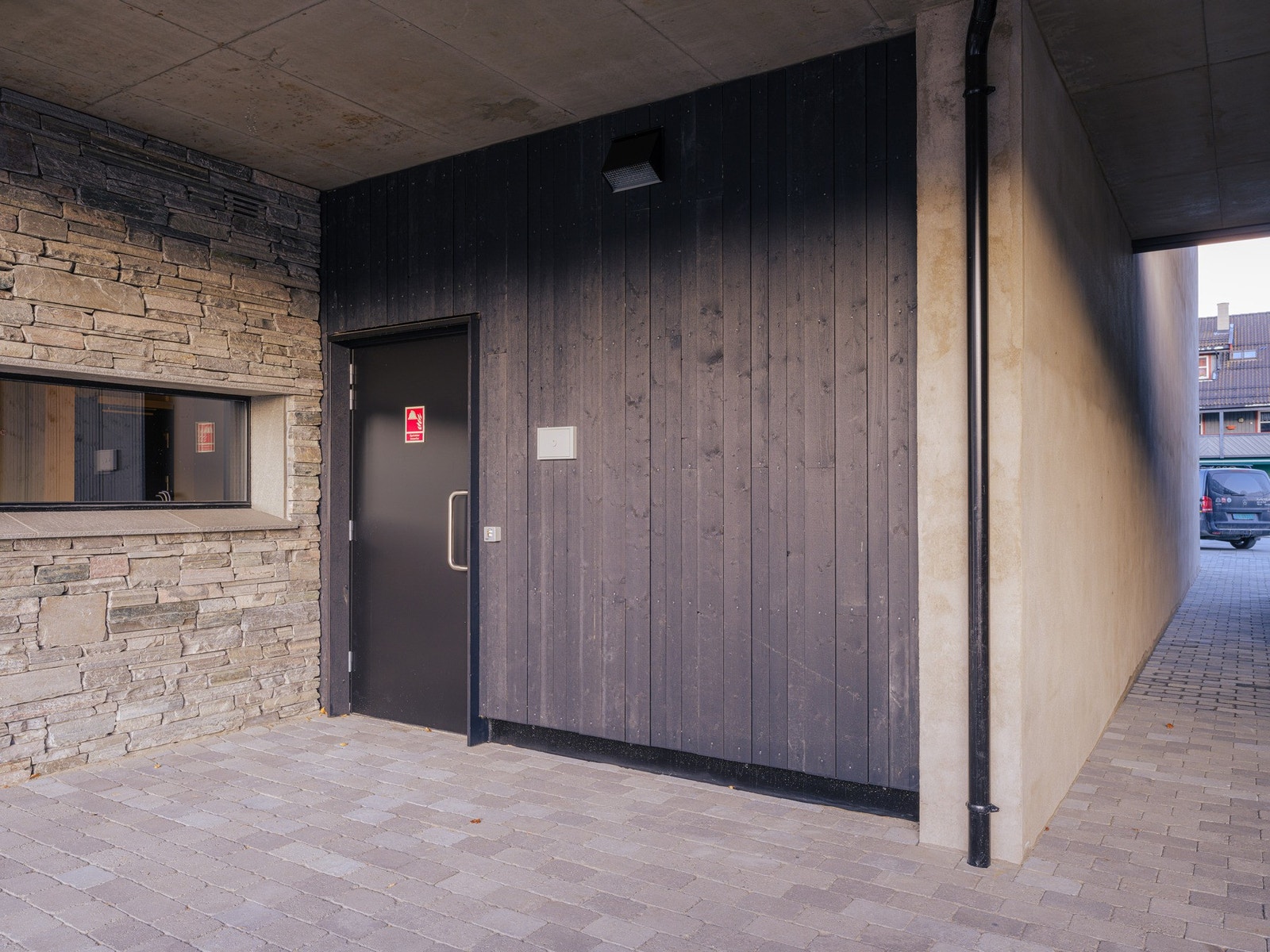 Inngang til boder og parkering Galleribilde