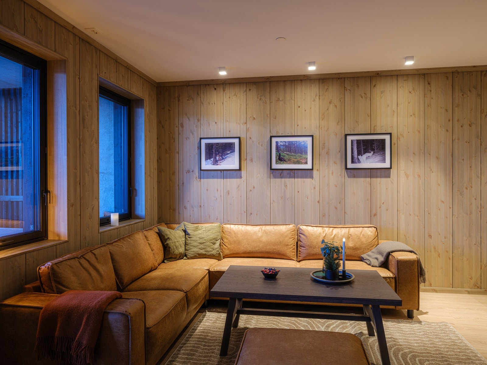 Leiligheten har en lun og koselig stue med store vindusflater. Galleribilde