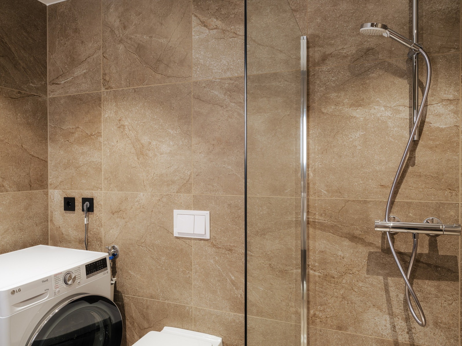 Moderne og lekre bad med opplegg for vaskemaskin. Galleribilde