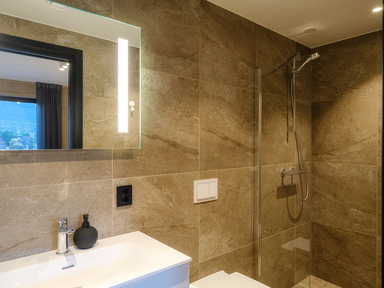 Bad nr. 2 har også fliser på gulv og vegger og malt tak. Gulv har elektriske varmekabler. Galleribilde