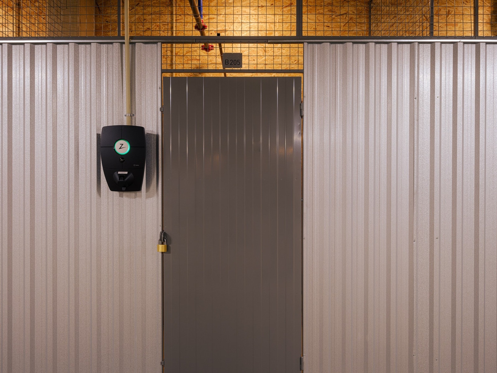 Bod i felles garasjeanlegg på bakkeplan og elbillader. Galleribilde