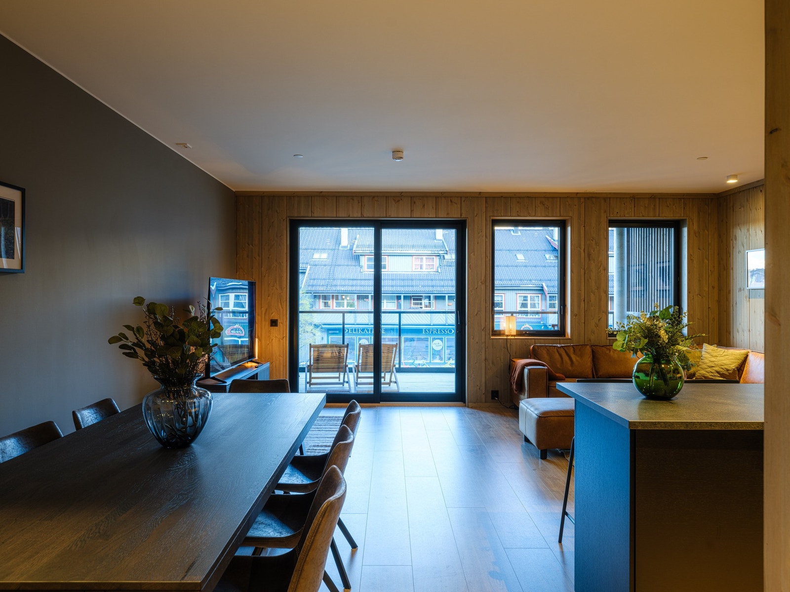 Åpen stue/kjøkken løsning med tiltalende farge og materialvalg. Galleribilde