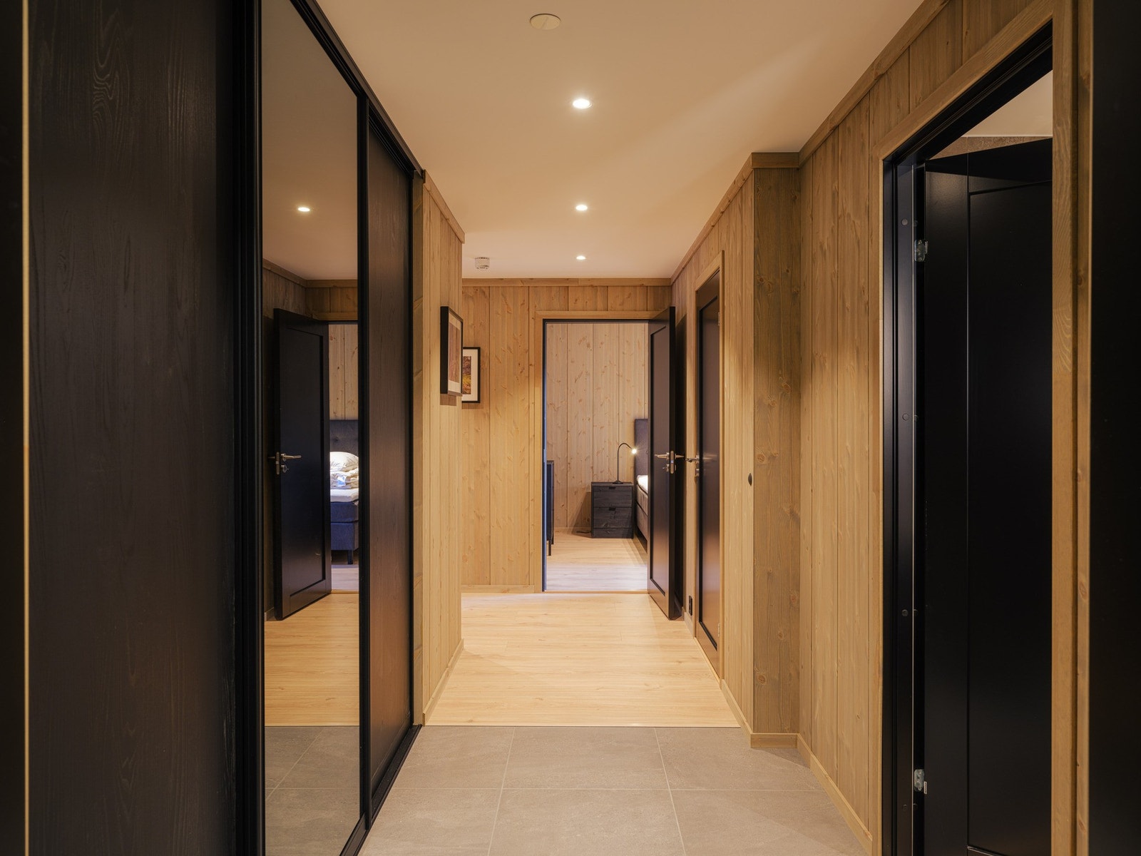 Det er etablert vannbåren gulvvarme som betales via fellesutgiftene a-konto. Både fjernvarmen og de elektriske varmekablene fjernstyres via app Galleribilde