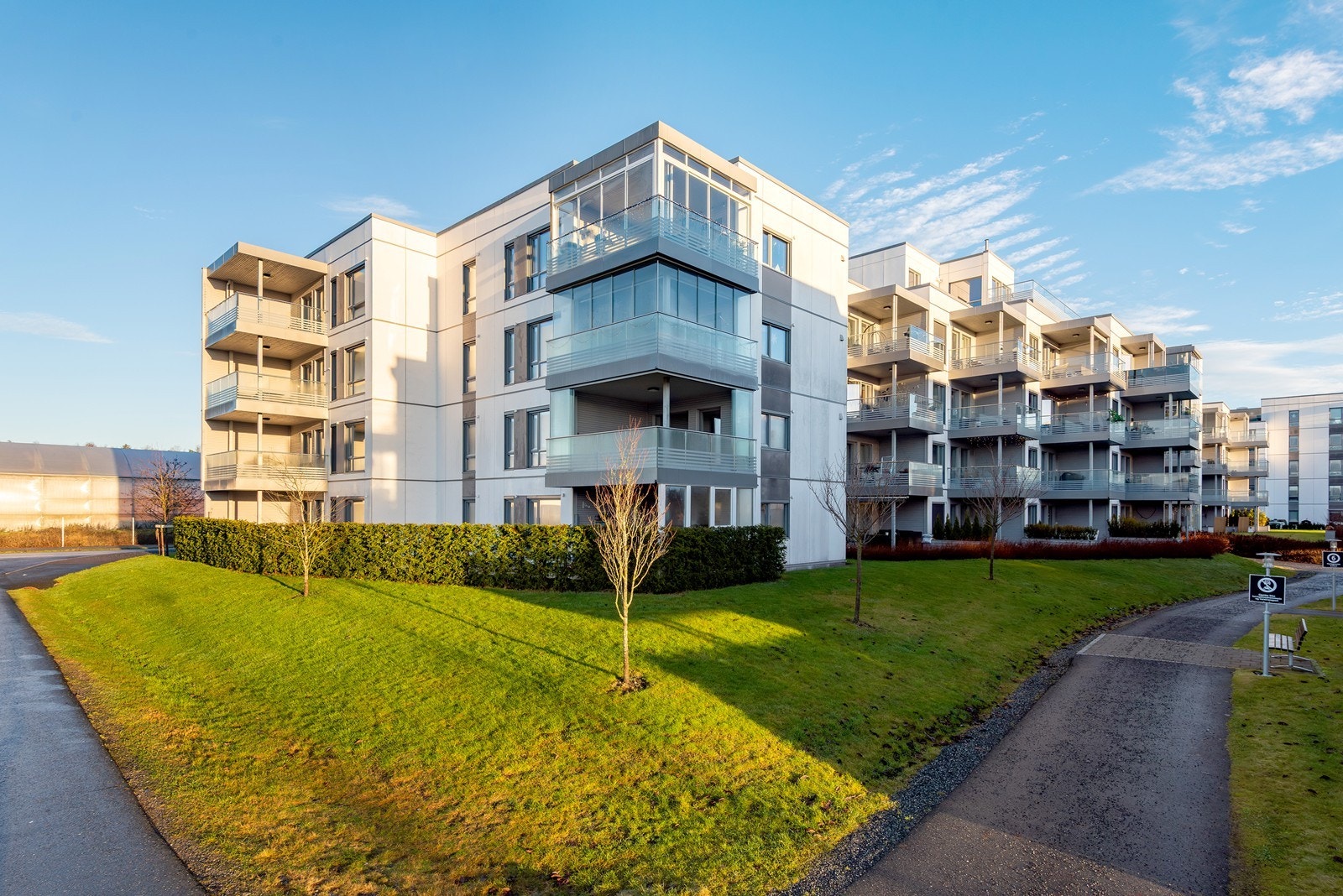Eiendommen ligger i et nyere boligområde, med gangavstand til barnehager, barneskole, flere dagligvarebutikker og daglige servicetilbud. Galleribilde