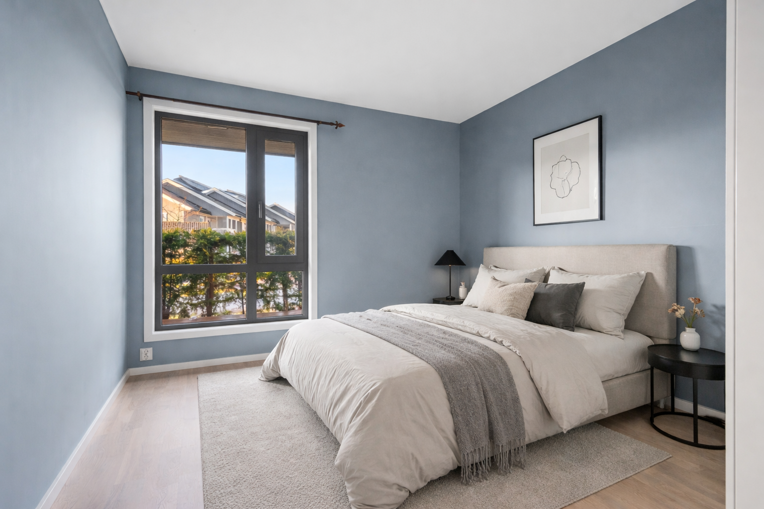 Leiligheten har to soverom, begge praktisk plassert ved gangen med kort vei til badet. Bilde er AI generert. Galleribilde