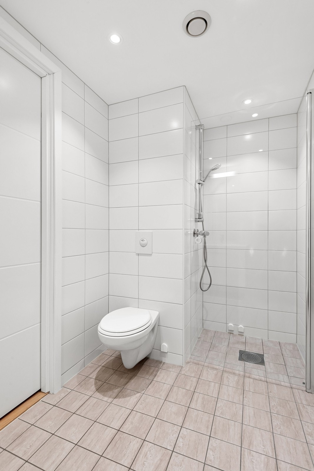 Innredningen består av vegghengt toalett med innbygget sisterne, servantskap, speil samt dusjnisje adskilt med glassvegg. Galleribilde