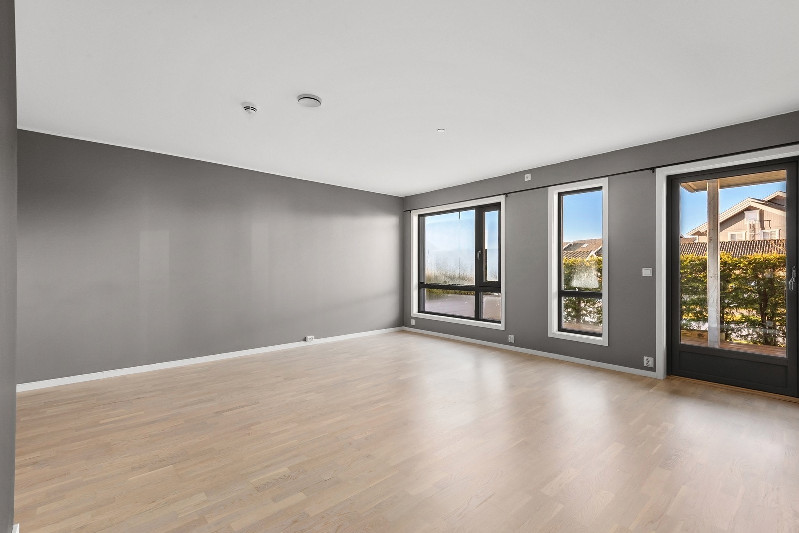 Terrassen nås enkelt fra stuen og bidrar til en fin overgang mellom inne- og uterom. Galleribilde