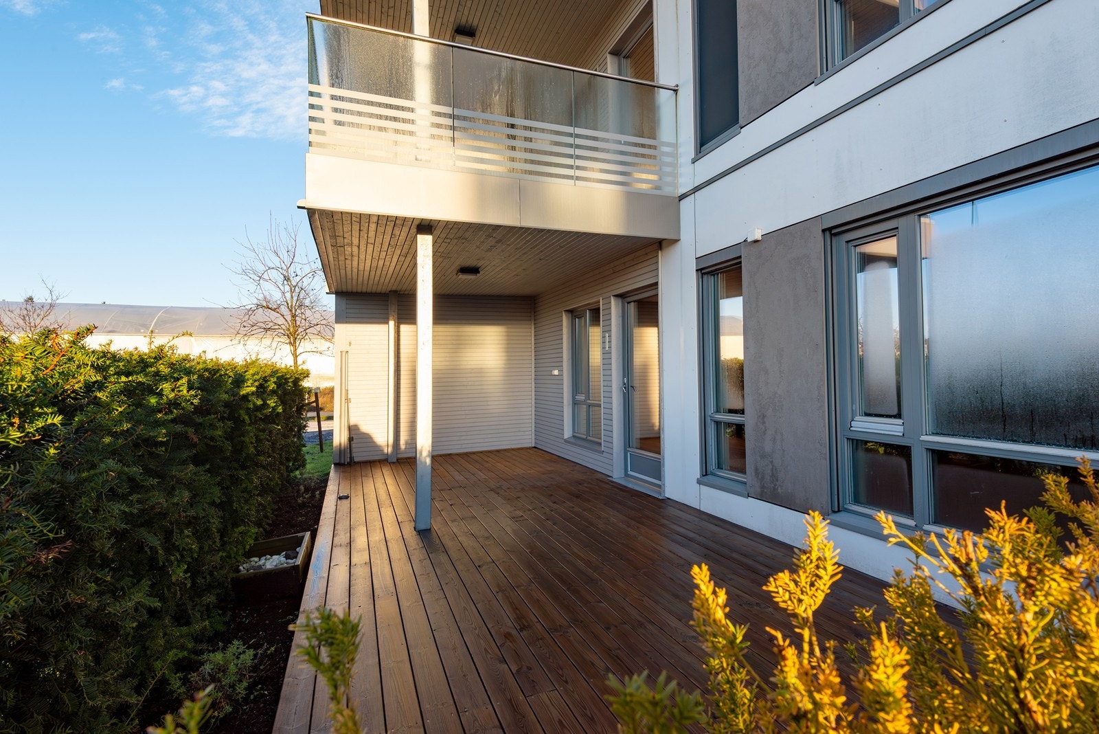 Romslig, delvis overbygd markterrasse på 23 kvm - et flott uterom med god plass til utemøbler og hyggelige uteopphold i sommerhalvåret. Galleribilde