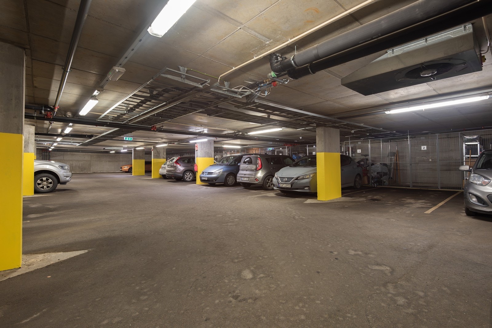 Det medfølger biloppstillingsplass og sportsbod i felles garasjeanlegg. Galleribilde