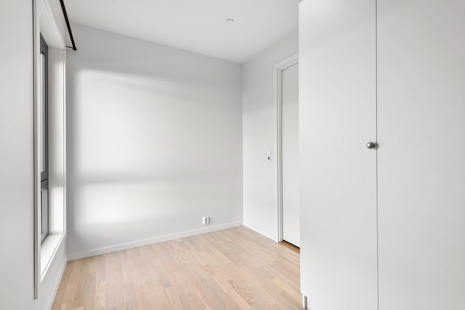 Soverom 2 er noe mindre, men funksjonelt utformet og egner seg godt som barnerom, gjesterom eller kontor. Galleribilde