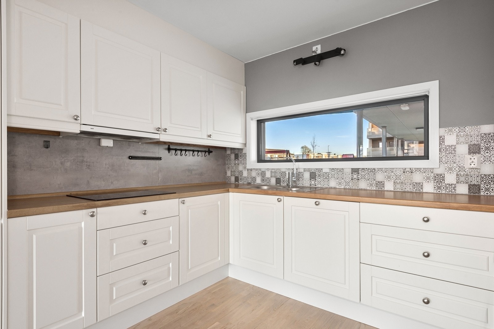 Laminat benkeplate gir gode arbeidsflater, og vegg over benk er utført med beskyttende laminatplate. Galleribilde